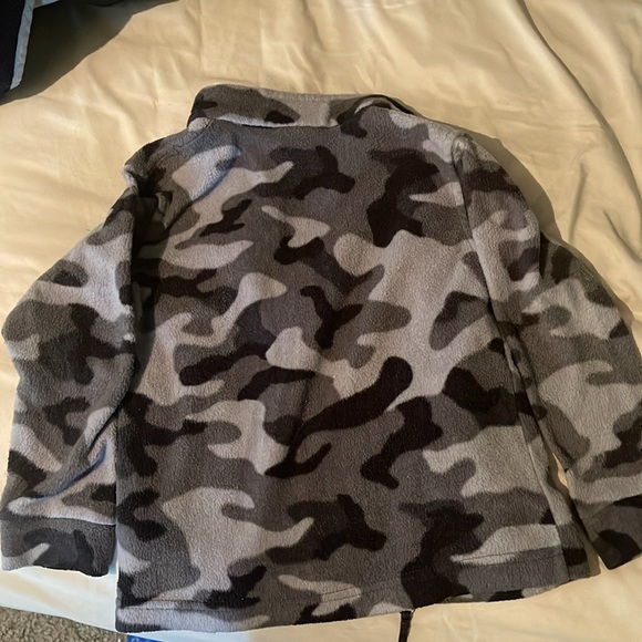 Like new boys 4t Columbia fleece jacket . Grey and black camo - Picture 6 of 6
